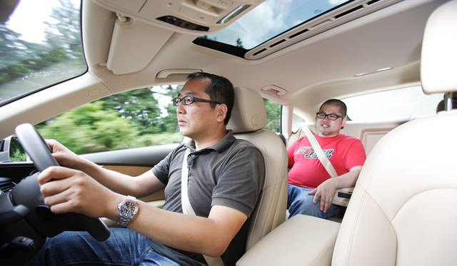 <strong>3台のラグジュアリークーペを用いた公開テストドライブを開催</strong>　ドライバーを務めていただいた渡辺敏史氏。読者の方がたは、渡辺氏の一気乗りに同乗し、各モデルがもつ性能をたしかめた。