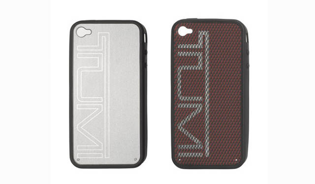 <strong>TUMI｜トゥミ</strong>　新アイフォンカバー「カバー・フォー・アイフォン4G」ともに7875円。左／ブラッシュドアルミニウム、右／レッドカーボン