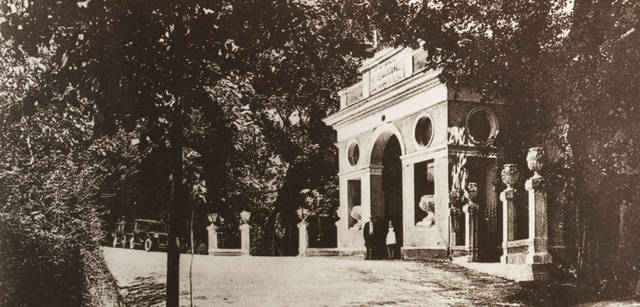 <strong>SANGEMINI｜サンジェミニ</strong>　1837年の水質調査を受け、市自治体は施設づくりを計画。1889年、地元の名士の投資により民間会社が設立され、同時に隣接する自然公園も完成しました。