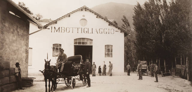 <strong>SANGEMINI｜サンジェミニ</strong>　1889年の民間会社の設立により、サン・ジェミニの地に湧き出るミネラル豊富な水は、多くのひとに届けられました。