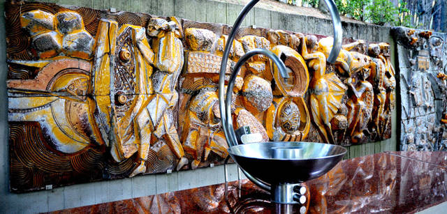 <strong>SANGEMINI｜サンジェミニ</strong>　サンジェミニ社に隣接された親水公園には多くのひとが集まり、サンジェミニの水が楽しまれています。そのミネラルの豊富な水は、「赤ちゃんがはじめて飲む水」として知られています。