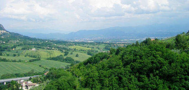 <strong>SANGEMINI｜サンジェミニ</strong>　採水地サン・ジェミニは、「イタリアの緑の心臓」とよばれる緑豊かなウンブリア州に位置しています。その水は、マルターニ山の大理石地層から約30年の歳月をかけてじっくり湧きだします。