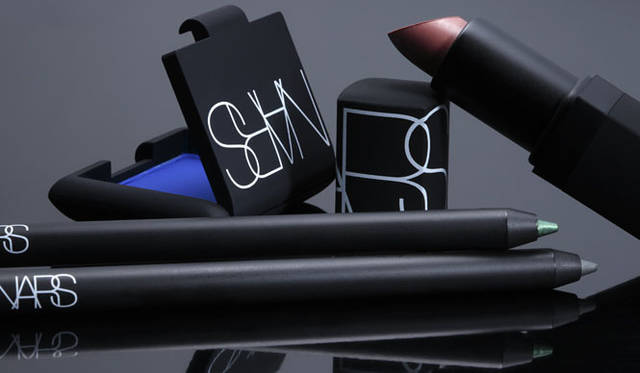 <strong>NARS｜ナーズ</strong>　 「NARS 2011 FALL COLLECTION」　※手前アイライナーは「NARS ラージャーザンライフ ロングウェアアイライナー」（全9色・各2310円）8月12日発売