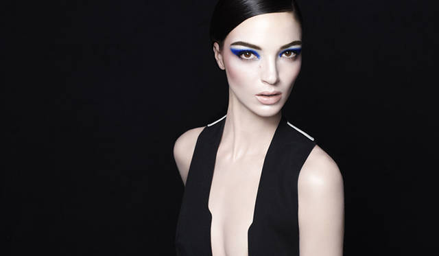 <strong>NARS｜ナーズ</strong>　 「NARS 2011 FALL COLLECTION」　撮影&メイクアップ・ディレクション：フランソワ・ナーズ、メイクアップ：ダイアン・ケンドル、モデル：マリアカルラ・ボスコーノ。使用アイテム：シングルアイシャドー 2075 、デュオアイシャドー 3076  (左：シルバートープ) 、リップスティック 1095