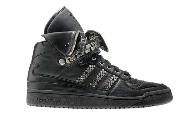 <strong>DIESEL｜ディーゼル</strong>　 DIESEL×adidas Originals collaboration“Colliding Worlds PartII”　「THE FRM」　2万8350円 （ディーゼルジャパン）