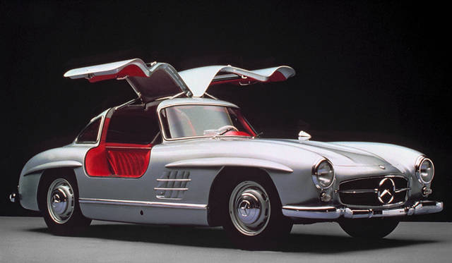 <strong>Mercedes-Benz｜メルセデス・ベンツ ぺブルビーチ・コンコルソ・デレガンス 2011</strong>　1954年から1957年に製造された、ガルウィングを最大の特徴とする「300 SL」。