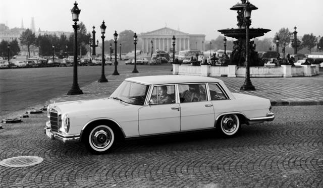 <strong>Mercedes-Benz｜メルセデス・ベンツ ぺブルビーチ・コンコルソ・デレガンス 2011</strong>　パリのコンコルド広場で1960年末に撮影されたモデル 600。