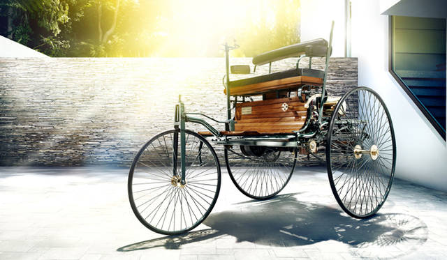 <strong>Mercedes-Benz｜メルセデス・ベンツ ぺブルビーチ・コンコルソ・デレガンス 2011</strong>　1886年、世界ではじめてつくられたガソリン自動車「パテント モートルヴァーゲン」のレプリカ。