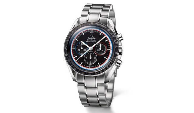 <strong>OMEGA｜オメガ</strong>　ブラック色のダイアルには、アポロ15号のミッションパッチに合わせて、青、白、赤の3色を配色。