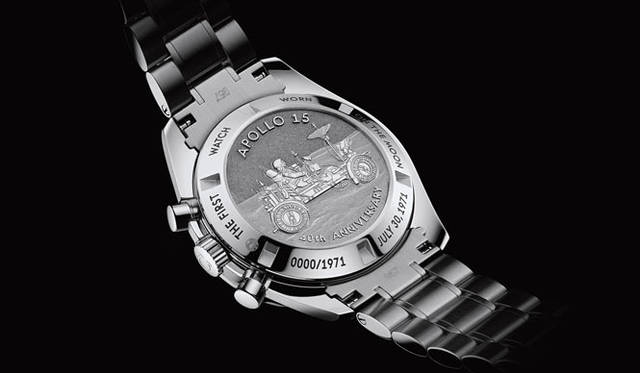 <strong>OMEGA｜オメガ</strong>　ケースバックには、月面移動車の絵と、“APOLLO 15（アポロ15号）”、“40th ANNIVERSARY（40周年記念）の文字のレリーフ入り。さらにケースバックの外縁には、“THE FIRST WATCH WORN ON THE MOON（月で着用された最初のウォッチ）”、“JULY 30, 1971（1971年7月30日）”の文字と、シリアルナンバーの刻印も入っている。