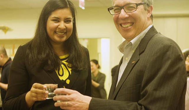 <strong>きき酒師チズコ｜日本酒ソムリエ</strong>　チャリティー酒テイスティングイベント　フォーダム大学教務主任 スチュアート リッパー氏（右）と参加した学生