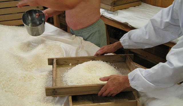 <strong>和醸和楽｜泉橋酒造</strong>　麹蓋のよる手造りの麹づくり