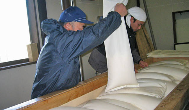 <strong>和醸和楽｜泉橋酒造</strong>　伝統的な酒袋でもろみをしぼる様子