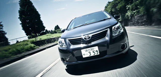 <strong>Toyota Avensis｜トヨタ アベンシス</strong>　トヨタ車のアイデンティティを感じさせるフロントマスク。