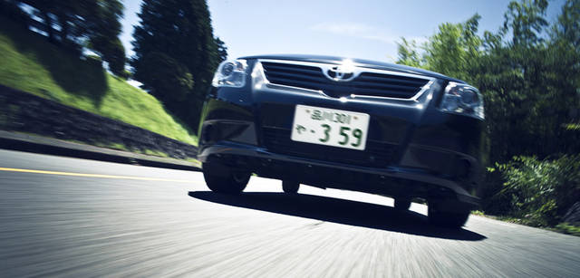 <strong>Toyota Avensis｜トヨタ アベンシス</strong>　日本よりも多様な路面環境で鍛えられた足に欧州生産車らしい味わいが。