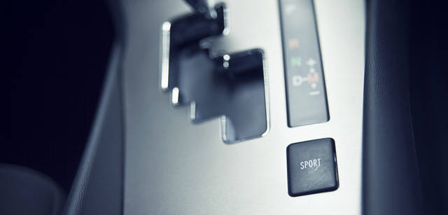 <strong>Toyota Avensis｜トヨタ アベンシス</strong>　SPORTモードを選択するとアクセルはより高い応答性を示す。