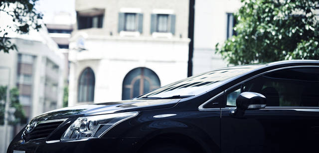 <strong>Toyota Avensis｜トヨタ アベンシス</strong>　フロントマスクの彫りの深い造形がよくわかる。