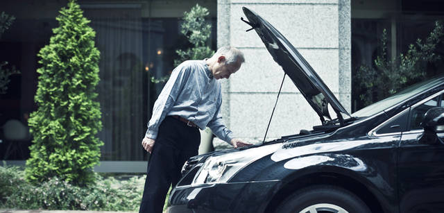 <strong>Toyota Avensis｜トヨタ アベンシス</strong>　エンジンルームを覗き込むピーターさん。