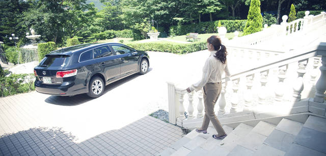 <strong>Toyota Avensis｜トヨタ アベンシス</strong>　1,100mmと長めのリアオーバーハングからも荷室の大きさが想像できる。