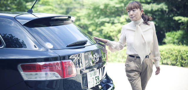 <strong>Toyota Avensis｜トヨタ アベンシス</strong>　ボディに触れながら「このあたりの造形も美しいですね」。