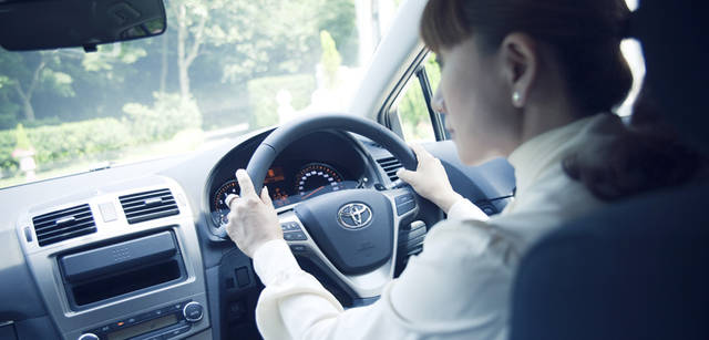 <strong>Toyota Avensis｜トヨタ アベンシス</strong>　ステアリングホイールは太すぎず、細すぎず「持ちやすい」と藤原さん。
