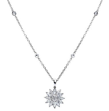 <strong>Asprey｜アスプレイ</strong>　「デイジー ヘリテージ」ペンダント[WG×ダイヤモンド] 62万5000円（アスプレイ／アスプレイ ジャパン）