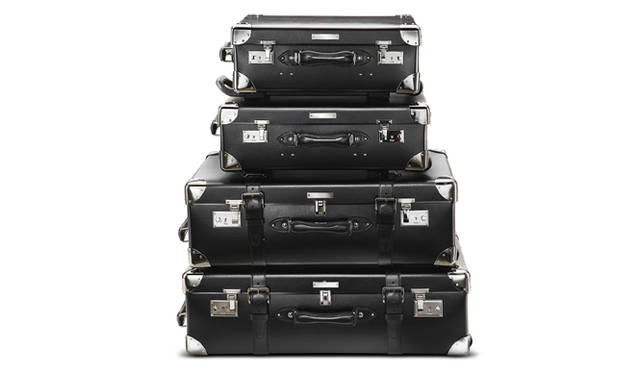 <strong>Asprey｜アスプレイ</strong>　グローブ・トロッターにアスプレイのラゲージの制作を依頼して作られたトラベルケース「ロンドナー」。老舗同士が手を結びあった逸品。「ロンドナー」　上から／トローリー 24万円、トローリー 25万5000円,、下ふたつは参考商品（すべてアスプレイ／アスプレイ ジャパン）