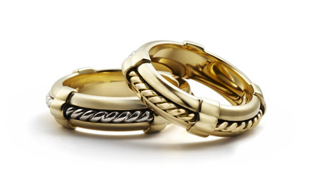 <strong>Asprey｜アスプレイ</strong>　浮き輪をモチーフとしたゴールドリング。ロープを模した中央のリングがくるくると回転するユニークな仕組み。「ライフ リング」左／[YG×WGロープ]、右／[YG] 　29万円（サイズ50～56）、32万円（サイズ58～62）（ともにアスプレイ／アスプレイ ジャパン）