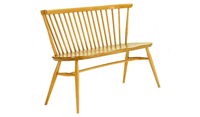 <strong>MARGARET HOWELL HOUSEHOLDGOODS｜マーガレット・ハウエル　ハウスホールドグッズ</strong>　ERCOL「LOVE SEAT」NATURAL 16万8000円、BLACK 18万9000円（H77×W113×D53cm）