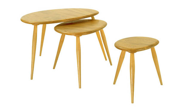 <strong>MARGARET HOWELL HOUSEHOLDGOODS｜マーガレット・ハウエル　ハウスホールドグッズ</strong>　ERCOL「TRIO-NEST OF TABLES」NATURAL 15万7500円→13万6500円（L/H41×W65×D44cm）。ほかに1956年にデザインされたシンプルな6人用テーブル「PLANK TABLES」NATURAL 29万4000円→21万円もあり。
