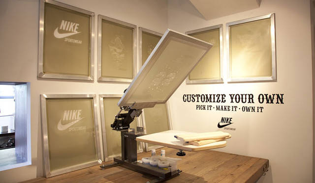 <strong>NIKE SPORTSWEAR｜ナイキ スポーツウェア</strong>　自分でシルクスクリーン・プロセスでカスタマイズプリントできる限定Tシャツ