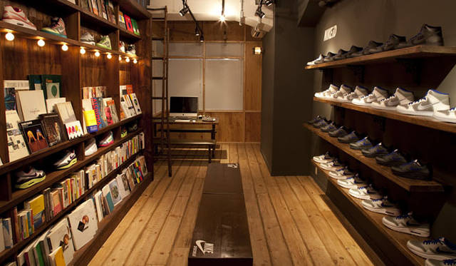 <strong>NIKE SPORTSWEAR｜ナイキ スポーツウェア</strong>　イタリアをテーマとした書籍や雑誌も販売