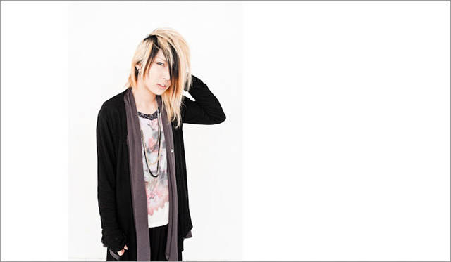 <strong>川本史織</strong>　個展「男装と女装」　Taro