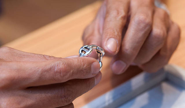 <strong>Ron Herman｜ロンハーマン</strong>　HOORSENBUHSウォレットチェーン54万2850円、ダイヤ入りリング39万3750円、リング8万6100円（ロンハーマン）