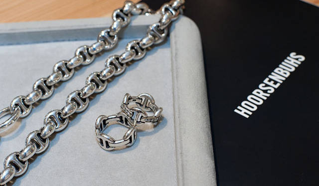 <strong>Ron Herman｜ロンハーマン</strong>　HOORSENBUHSウォレットチェーン54万2850円、ダイヤ入りリング39万3750円、リング8万6100円（ロンハーマン）