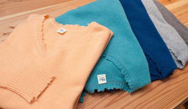 <strong>Ron Herman｜ロンハーマン</strong>　Ron HermanカシミアVネックニット各3万9900円（ロンハーマン）