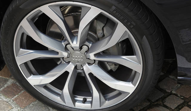 <strong>Audi A6｜アウディ A6</strong>　オプションで用意される10スポークVデザイン　アルミホイール。