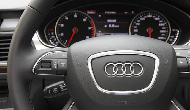 <strong>Audi A6｜アウディ A6</strong>　パドルシフトつき 4スポーク マルチファンクション ステアリングホイールは、3.0TFSI quattroに標準で搭載される。