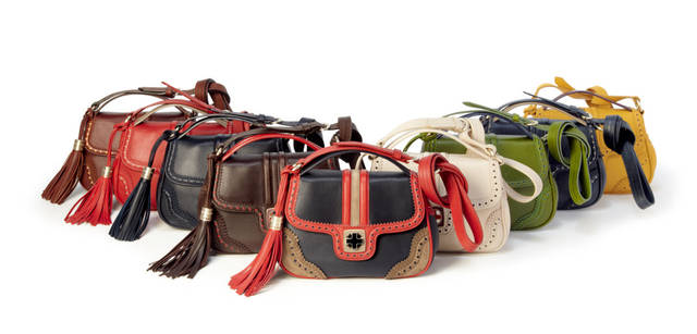 <strong>BALLY｜バリー</strong>　今シーズンを代表するバリー160周年記念ライン、エーデルワイス・コレクション。スイスクロスをモチーフにした金具、バリーの起源であるシューズのディテールを使用したブローグ飾り、スイスらしいカラーづかいなど、ブランドのアイコニックなモチーフを散りばめた特別アイテム。8月31日より伊勢丹新宿店本館1階「ザ・ステージ」にて先行販売。全8色展開。「ELLIE-SM」[W23×H17×D8cm] 13万4400円 （バリー／バリー・ジャパン）