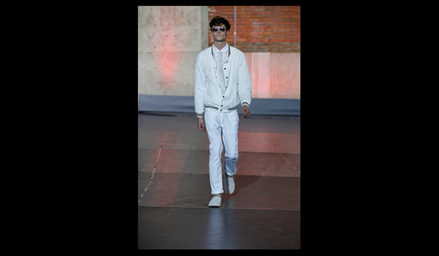 <strong>BAND OF OUTSIDERS｜バンド オブ アウトサイダーズ</strong>　バンド オブ アウトサイダーズにとって、アメリカ国外初のコレクション発表となったPITTI UOMO IMMAGE 80（ピッティ イマジネ 80）。コレクションではつねに、”いい意味”で期待を裏切ってくれるショーを発表するが、今回、2012春夏の発表会場に選んだのは、古い煙草工場だった。1950年代のミュージカルや80年代のスポーツウェアからインスピレーションを得ているため、華やかな原色やボディコンシャスの美しいラインを特徴とし、鮮やかな発色で彩られている。楽しく希望に溢れた50年代、力強く、若いアメリカ……。服を着るという行為の楽しさや、お洒落をするよろこびということを問答抜きに表現していたピッティ イマジネ 80でのコレクションを皮切りに、抜群のフィッティングの定番シャツはもちろんのこと、ブランド初となるデニムが発表された。 