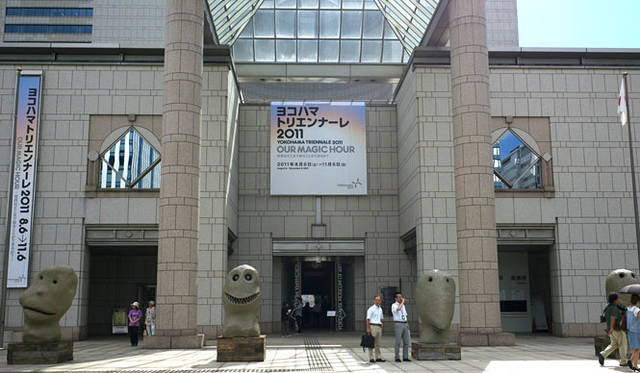 <strong>ヨコハマトリエンナーレ2011</strong>　横浜美術館外観、ウーゴ・ロンディノーネ  「月の出、東」ほか　