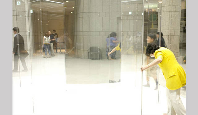 <strong>ヨコハマトリエンナーレ2011</strong>　オノ・ヨーコ  「TELEPHONE IN MAZE」