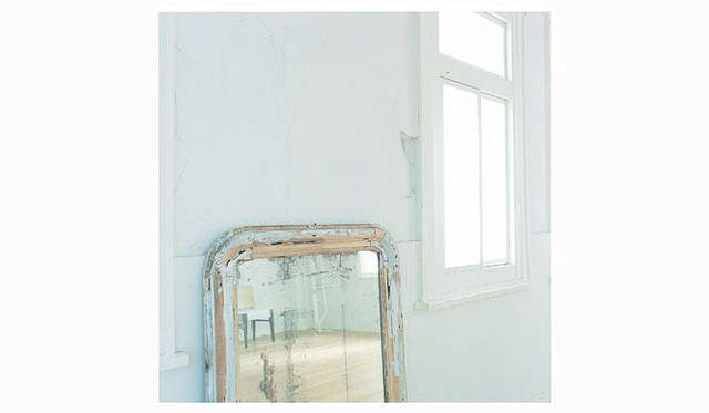 <strong>a.flat｜エーフラット</strong>　10周年記念企画「Colors」 gold paint　写真＝泊 昭雄