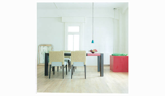 <strong>a.flat｜エーフラット</strong>　10周年記念企画「Colors」 gold paint　写真＝泊 昭雄