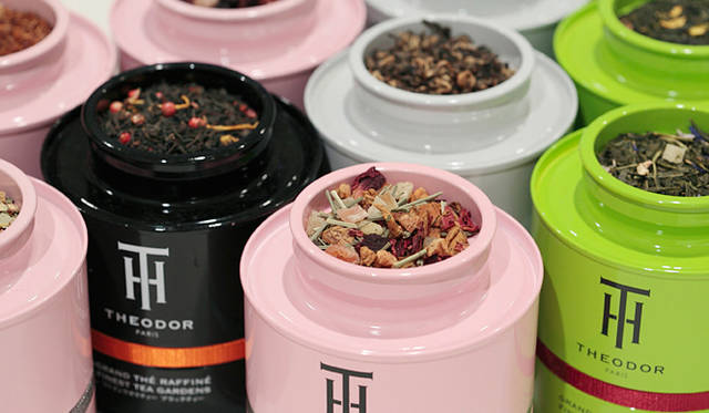 <strong>THE Ô DOR｜テオドー</strong>　企業として、なるべく経費を落とすために外装は安く作ったりすることもあると思うのですが、逆にそこはしっかりお金をかけていいものを作ることで、捨てられない、というのがひとつのエコである、というのが彼の考えです。