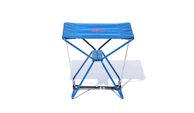 　「STUSSY Livin’ GENGERAL STORE」　<strong>「Folding Stool」</strong>　雑誌一冊分の重さである約500グラムの軽量なアルミフレームでつくられ、ブルーカラーが美しい折り畳み椅子。頑強なアルミ合金フレームはいつまでも輝きを失わないアルマイト仕上げ。シートは防弾チョッキにも使用されるハードナイロンを採用。四辺が鎹の働きで極めて強固な椅子に組み上がる。6825円