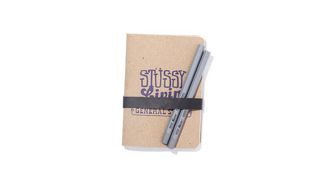 　「STUSSY Livin’ GENGERAL STORE」　<strong>「Scout Book Set w/Pencils」</strong>　2009年、オレゴン州ポートランドで創業した「SCOUTBOOKS」は、リサイクルペーパー&ソイインクを使用したノートブックのセットを製作している。今回、STUSSY Livin’ GENGERAL STOREのロゴを前面に大きく印刷した特別仕様を別注。ノートセットにはオリジナルの消しゴム付きで、鉛筆が2本付属。1995円
