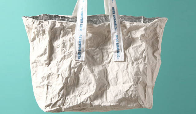 <strong>enamel.｜エナメル</strong>　表面はコットンキャンバス。1万5750円（Lサイズ）