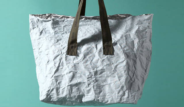 <strong>enamel.｜エナメル</strong>　表面はコットンキャンバス。1万5750円（LLサイズ）