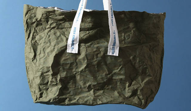 <strong>enamel.｜エナメル</strong>　表面はコットンキャンバス。1万5750円（LLサイズ）